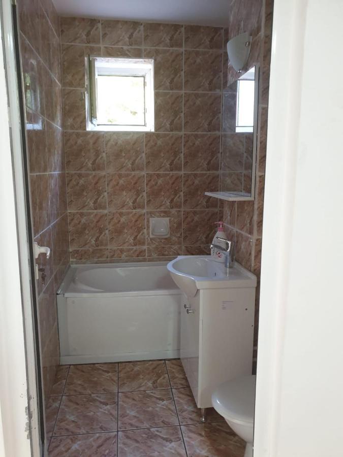 Cazare Apartament Cu 2 Camere Nehoiu Eksteriør billede